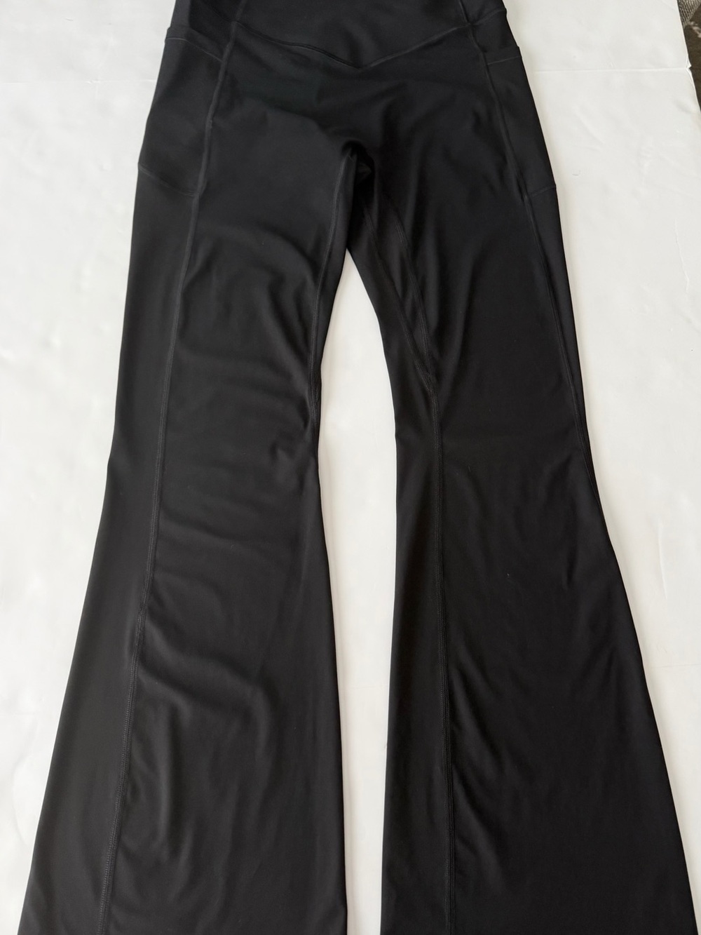 Halara UltraSculpt Black Flare Leggings M Scrunch Butt Pockets Tummy Control.